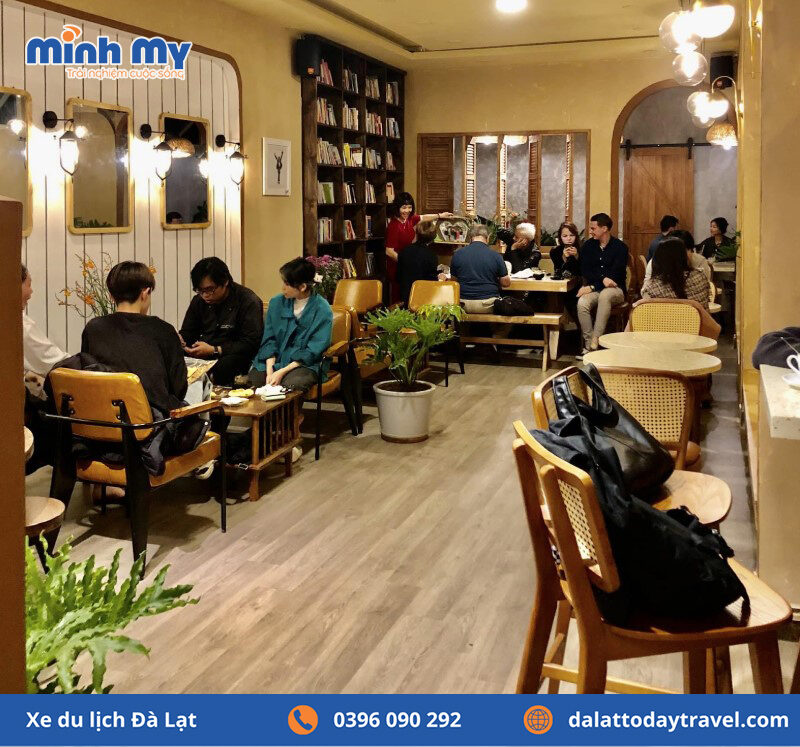 Không gian trong nhà tại Tiệm Cafe trứng cô Ba Đà Lạt