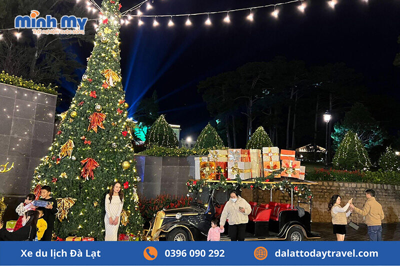 Cây thông Noel khổng lồ ở Đà Lạt
